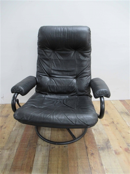 Chairworks Black Upholstered Lounge Chair