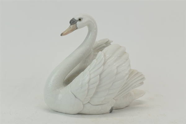 Lladro White Swan Detailed Feathers