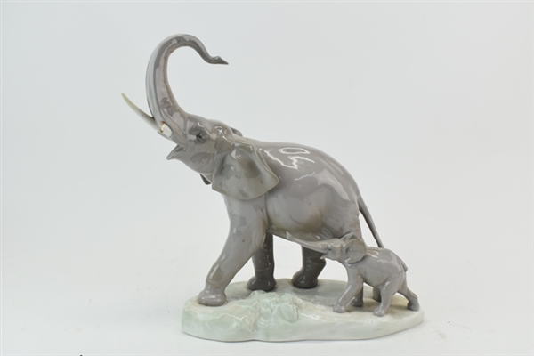 Lladro Elephant Group Raised Trunk Mother Baby